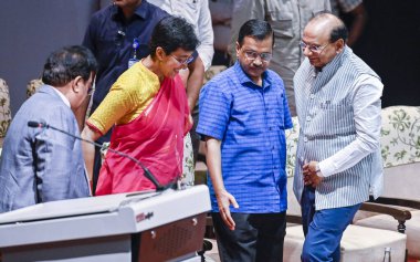 NEW DELHI INDIA 8 Haziran 2023 Delhi Vali Vinai Kumar Saxena Delhi Baş Bakanı Arvind Kejriwal Delhi Eğitim Bakanı Atishi Marlena ve diğerleri Guru Gobind Singh Indraprastha Üniversitesi GGGSIPU 'nun yeni kampüsünün açılışında 