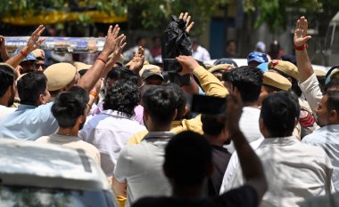 Yeni DELHI INDIA 8 Haziran 2023 Delhi Polisi, Surajmal Viha 'daki Guru Gobind Singh Indraprastha Üniversitesi GSIPU' nun yeni kampüsünün açılışı sırasında BJP destekçilerinin Delhi Başbakanı Arvind Kejriwal 'a siyah bayraklar göstermeye çalışmalarına müdahale ediyor.