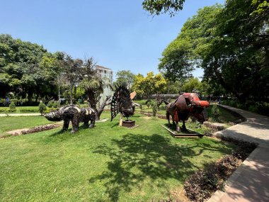NEW DELHI: 4 HAZİRAN 2023 - Chanakyapuri 'deki G20 Zirvesi hazırlıkları öncesinde bir parkın içine yerleştirilen hurda metalden yapılmış kuşlar ve hayvanlar. 