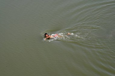 NOIDA INDIA 8 HAZİRAN 2023 Yamuna Nehri 'nin sularında yıkanırken görüldü sıcak bir yaz gününde 8 Haziran 2023 Noida Hindistan Fotoğrafı: Sunil Ghosh Hindustan Times