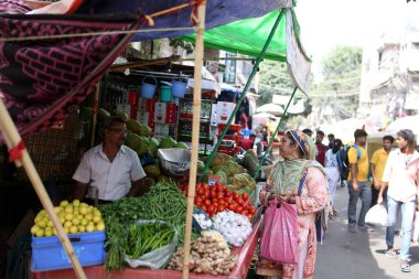 NEW DELHI INDIA 10 HAZİRAN 2023 Sıcak bir yaz gününde Jangpura 'da sebze satıcısı 10 Haziran 2023' te Yeni Delhi Hindistan Fotoğrafı: Salman Ali Hindustan Times