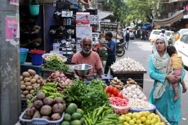 NEW DELHI INDIA 10 HAZİRAN 2023 Sıcak bir yaz gününde Jangpura 'da sebze satıcısı 10 Haziran 2023' te Yeni Delhi Hindistan Fotoğrafı: Salman Ali Hindustan Times