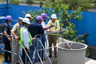 NEW DELHI INDIA 10 Haziran 2023 Vinai Kumar Saxena Vali Yardımcısı Sanchit Khanna Hindustan Times 'ın 10 Haziran 2023 tarihinde Shastri Park' taki C ve D atık geri dönüşüm tesisine yaptığı ziyarette