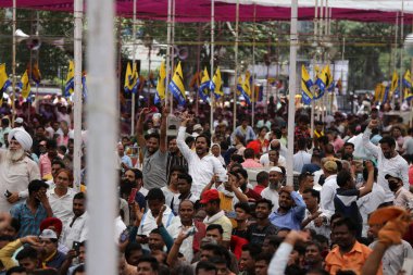 Delhi Başbakanı Arvind Kejriwal ve diğer AAP liderleri 11 Haziran 2023 'te Yeni Delhi Hindistan' da Merkez 'in Delhi ayinleriyle ilgili yönetmeliklerine karşı Ramlila Meydan' da büyük bir halk mitinginde konuşma yaptılar. 