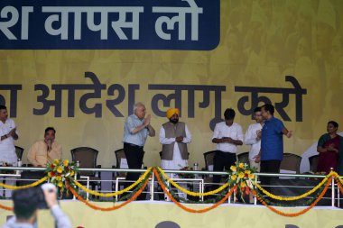 Delhi Başbakanı Arvind Kejriwal ve diğer AAP liderleri 11 Haziran 2023 'te Yeni Delhi Hindistan' da Merkez 'in Delhi ayinleriyle ilgili yönetmeliklerine karşı Ramlila Meydan' da büyük bir halk mitinginde konuşma yaptılar. 