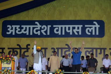 Delhi Başbakanı Arvind Kejriwal ve diğer AAP liderleri 11 Haziran 2023 'te Yeni Delhi Hindistan' da Merkez 'in Delhi ayinleriyle ilgili yönetmeliklerine karşı Ramlila Meydan' da büyük bir halk mitinginde konuşma yaptılar. 