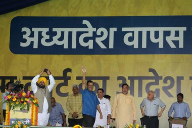 Delhi Başbakanı Arvind Kejriwal ve diğer AAP liderleri 11 Haziran 2023 'te Yeni Delhi Hindistan' da Merkez 'in Delhi ayinleriyle ilgili yönetmeliklerine karşı Ramlila Meydan' da büyük bir halk mitinginde konuşma yaptılar. 