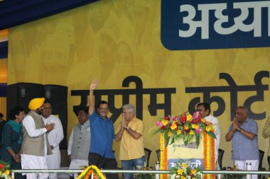 Delhi Başbakanı Arvind Kejriwal ve diğer AAP liderleri 11 Haziran 2023 'te Yeni Delhi Hindistan' da Merkez 'in Delhi ayinleriyle ilgili yönetmeliklerine karşı Ramlila Meydan' da büyük bir halk mitinginde konuşma yaptılar. 