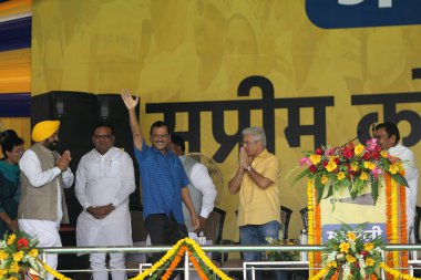 Delhi Başbakanı Arvind Kejriwal ve diğer AAP liderleri 11 Haziran 2023 'te Yeni Delhi Hindistan' da Merkez 'in Delhi ayinleriyle ilgili yönetmeliklerine karşı Ramlila Meydan' da büyük bir halk mitinginde konuşma yaptılar. 