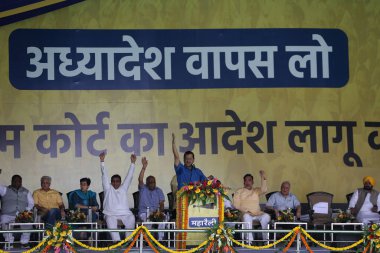 Delhi Başbakanı Arvind Kejriwal ve diğer AAP liderleri 11 Haziran 2023 'te Yeni Delhi Hindistan' da Merkez 'in Delhi ayinleriyle ilgili yönetmeliklerine karşı Ramlila Meydan' da büyük bir halk mitinginde konuşma yaptılar. 