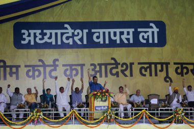Delhi Başbakanı Arvind Kejriwal ve diğer AAP liderleri 11 Haziran 2023 'te Yeni Delhi Hindistan' da Merkez 'in Delhi ayinleriyle ilgili yönetmeliklerine karşı Ramlila Meydan' da büyük bir halk mitinginde konuşma yaptılar. 