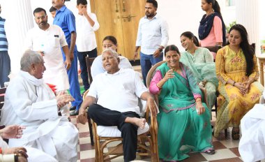 PATNA INDIA 11 Haziran 2023 RJD Başkanı Lalu Prasad parti genel başkanı Jagdanand Singh ve diğerleriyle birlikte 11 Haziran 2023 'te Patna Hindistan' da ikametgahında Santosh Kumar Hindustan Times tarafından çekilmiştir.