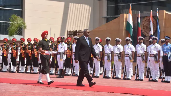 NEW DELHI INDIA 5 Haziran 2023 ABD Savunma Bakanı Lloyd Austin, 5 Haziran 2023 'te Sonu Meht tarafından Yeni Delhi Hindistan' da çekilen fotoğrafta, Manekshaw Center Delhi Cantt 'da görünmeyen Raksha Mantri Rajnath Singh' in huzurunda Tri Onur Muhafızlarını denetledi.