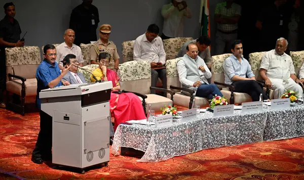 NEW DELHI INDIA 8 Haziran 2023 Delhi Vali Vinai Kumar Saxena Delhi Baş Bakanı Arvind Kejriwal Delhi Eğitim Bakanı Atishi Marlena BJP Milletvekili Gautam Gambhir ve Guru Gobind Singh Indraprastha 'nın yeni kampüsünün açılışında
