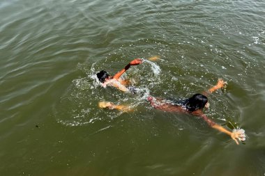 NEW DELHI INDIA 12 Haziran 2023 Çocuklar, 12 Haziran 2023 'te Kalindi Kunj yakınlarındaki sıcak hava dalgaları sırasında Agra drenajı' nda eğleniyorlar. Hindistan, son günlerde ülkenin çeşitli yerlerinde sıcak dalgalarına tanık oluyor. Fotoğraf: Salman Al