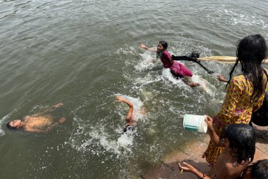 NEW DELHI INDIA 12 Haziran 2023 Çocuklar, 12 Haziran 2023 'te Kalindi Kunj yakınlarındaki sıcak hava dalgaları sırasında Agra drenajı' nda eğleniyorlar. Hindistan, son günlerde ülkenin çeşitli yerlerinde sıcak dalgalarına tanık oluyor. Fotoğraf: Salman Al