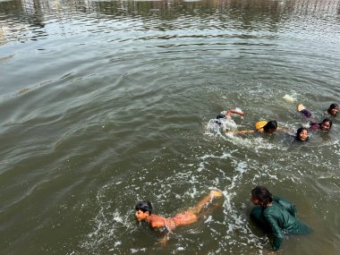 NEW DELHI INDIA 12 Haziran 2023 Çocuklar, 12 Haziran 2023 'te Kalindi Kunj yakınlarındaki sıcak hava dalgaları sırasında Agra drenajı' nda eğleniyorlar. Hindistan, son günlerde ülkenin çeşitli yerlerinde sıcak dalgalarına tanık oluyor. Fotoğraf: Salman Al