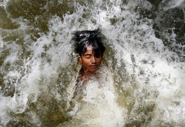 NOIDA INDIA 12 HAZİRAN 2023 Çocuklar kavurucu sıcaktan dinlenmek isterken kendilerini 54. bölgedeki kanalizasyon arıtma tesisinden akan suda banyo yaparken buldular.