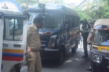 MUMBAI INDIA 12 Haziran 2023 Mumbra sakini Shahnawaz Khan namı diğer Baddo Mumbra polisi tarafından tutuklandı. Mumbra polisi tarafından genç Individua 'nın dinsel dönüşümü için online oyun uygulamasına dayalı bir raketi yönettiği iddiasıyla tutuklandı.