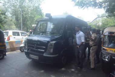 MUMBAI INDIA 12 Haziran 2023 Mumbra sakini Shahnawaz Khan namı diğer Baddo Mumbra polisi tarafından tutuklandı. Mumbra polisi tarafından genç Individua 'nın dinsel dönüşümü için online oyun uygulamasına dayalı bir raketi yönettiği iddiasıyla tutuklandı.