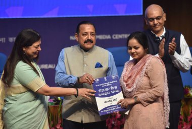 NEW DELHI INDIA 13 Haziran 2023 Devlet Bilim ve Teknoloji Bağımsız Sorumluluğu Bakanı Jitendra Singh ve MOS Dış İlişkiler ve Kültür Bakanı Meenakshi Lekhi ve diğerleri Rozg 'daki adaylara atama mektupları dağıtıyor