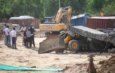 NEW DELHI INDIA 14 Haziran 2023 Delhi polis yetkilileri ile birlikte Dwarka otobanındaki bir levhanın JCB operatörünün üzerine düştüğü yerde görüldü ve 14 Haziran 2023 tarihinde Yeni Delhi Hindistan 'da Rajokri yakınlarındaki NH8' de öldü. 
