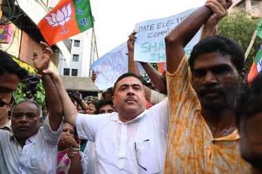 KOLKATA INDIA JUNE 14 Haziran 2023 Bharatiya Janata Partisi BJP lideri Suvendu Adhikari, BJP adaylarının BJP adaylığı için Batı Bengal S dışındaki Trinamool Kongre TMC tarafından zorla durdurulduğunu iddia ediyor.