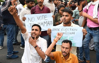 KOLKATA INDIA JUNE 14 HAZİRAN Bharatiya Janata Party BJP üyelerinin elinde Mamata 'ya oy vermek yasaktır iddiasına göre Trinamool Kongre TMC tarafından Batı Bengal Eyalet Seçimleri dışında zorla aday gösterildikleri iddia ediliyor.