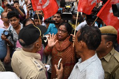 KOLKATA INDIA 15 Haziran 2023 Hindistan Komünist Partisi Marksist CPI üyeleri Trinamool tarafından doldurulduğu iddia edilen Bengal Panço Seçimleri 'nin son gününde Chopra North Dinajpur' da bir CPM parti üyesinin öldürülmesini ve şiddeti protesto ettiler. 