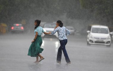 NEW DELHI INDIA 16 HAZİRAN 2023 Yoğun yağmurda Jaswant Singh Yolu 'nda 16 Haziran 2023' te Yeni Delhi Hindistan Meteoroloji Bölümü Delhi NCR 'de şiddetli rüzgârlarla hafif yağmur öngörmüştü.