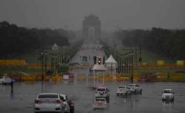 NEW DELHI INDIA 16 HAZİRAN 2023 Şiddetli yağmur sırasında Kartavya Yolu manzarası 16 Haziran 2023 'te Yeni Delhi Hindistan Meteoroloji Bölümü Delhi NCR' de şiddetli rüzgarlarla hafif yağmur öngörmüştü. 