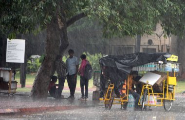 NEW DELHI INDIA 16 HAZİRAN 2023 Janpath 'de 16 Haziran 2023 tarihinde şiddetli yağmur sırasında Yeni Delhi Hindistan Meteoroloji Departmanı Delhi NCR' de şiddetli rüzgarlarla hafif yağmur öngörmüştü.