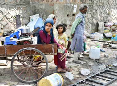 YENİ DELHI INDIA 16 HAZİRAN 2023 YÖNETMEN YERİ YERİ YAKINLARINLARI, 16 Haziran 2023 tarihinde Yeni Delhi 'de Vasant Vihar' daki Priyanka Gandhi kampında Ulusal Afet Müdahale Gücü NDRF tarafından gerçekleştirilen yıkım girişimi sonrasında taşınabilir evlerinin yanında oturuyor. 