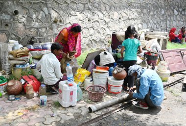 YENİ DELHI INDIA 16 HAZİRAN 2023 YÖNETMEN YERİ YERİ YAKINLARINLARI, 16 Haziran 2023 tarihinde Yeni Delhi 'de Vasant Vihar' daki Priyanka Gandhi kampında Ulusal Afet Müdahale Gücü NDRF tarafından gerçekleştirilen yıkım girişimi sonrasında taşınabilir evlerinin yanında oturuyor. 