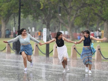 NEW DELHI INDIA 16 HAZİRAN 2023 Kartavya Yolu 'nda eğlenen ziyaretçiler 16 Haziran 2023 tarihinde Yeni Delhi Hindistan' da şiddetli yağış sırasında Hindistan Meteoroloji Departmanı Perşembe günü Delhi NCR 'de şiddetli rüzgârlarla hafif yağmur öngörmüştü.