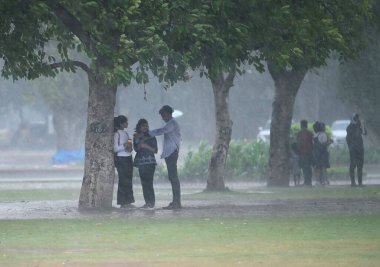 NEW DELHI INDIA 16 HAZİRAN 2023 Kartavya Yolu 'nda eğlenen ziyaretçiler 16 Haziran 2023 tarihinde Yeni Delhi Hindistan' da şiddetli yağış sırasında Hindistan Meteoroloji Departmanı Perşembe günü Delhi NCR 'de şiddetli rüzgârlarla hafif yağmur öngörmüştü.