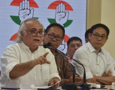 NEW DELHI INDIA 17 Haziran 2023 Kongre Başkanı Jairam Ramesh Manipur Yasama Meclisi Üyesi Ibobi Singh ve Manipur 'daki 10 Küçük Muhalefet Partisinin liderleri, AICC Genel Merkezi' nde Haziran 'da düzenlenen şiddet olaylarından ötürü Manipur' da düzenlenen basın toplantısında 