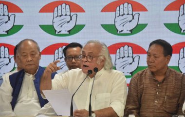 NEW DELHI INDIA 17 Haziran 2023 Kongre Başkanı Jairam Ramesh Manipur Yasama Meclisi Üyesi Ibobi Singh ve Manipur 'daki 10 Küçük Muhalefet Partisinin liderleri, AICC Genel Merkezi' nde Haziran 'da düzenlenen şiddet olaylarından ötürü Manipur' da düzenlenen basın toplantısında 