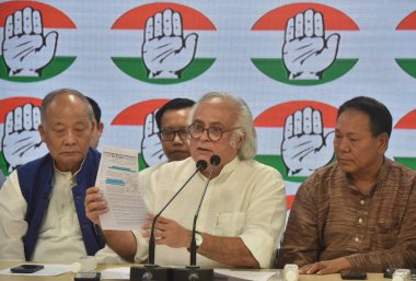 NEW DELHI INDIA 17 Haziran 2023 Kongre Başkanı Jairam Ramesh Manipur Yasama Meclisi Üyesi Ibobi Singh ve Manipur 'daki 10 Küçük Muhalefet Partisinin liderleri, AICC Genel Merkezi' nde Haziran 'da düzenlenen şiddet olaylarından ötürü Manipur' da düzenlenen basın toplantısında 