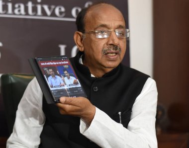 NEW DELHI INDIA 17 Haziran 2023 Eski Sendika Bakanı Vijay Goel, 17 Haziran 2023 'te Sonu' nun Yeni Hindistan 'daki evinde 27 bin 600.000 tüketici için Delhi CM Arvind Kejriwal' ın tek seferlik su ödeme planını basına açıkladı. 