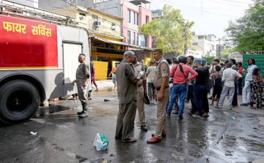 NOIDA INDIA 18 Haziran 2023 İtfaiye ekibi, 18 Haziran 2023 'te Noida Hindistan' da Sunil Ghosh Hindustan Times tarafından çekilen bir hediye paketleme şirketinde yangını söndürmek için uzandı.