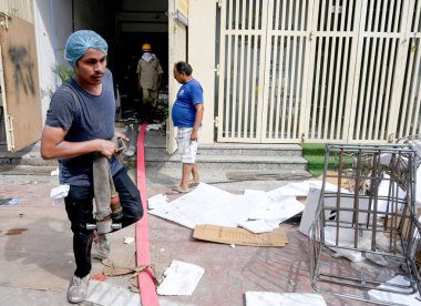 NOIDA INDIA 18 Haziran 2023 İtfaiye ekibi, 18 Haziran 2023 'te Noida Hindistan' da Sunil Ghosh Hindustan Times tarafından çekilen bir hediye paketleme şirketinde yangını söndürmek için uzandı.