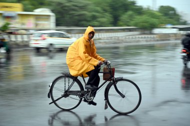 GURUGRAM INDIA 19 Haziran 2023 İnsanlar 19 Haziran 2023 tarihinde Hindistan Gurugram 'da Rajiv Chowk yakınlarındaki Ulusal Otoyol 48' de yağmurda işyerlerine gidiyor.