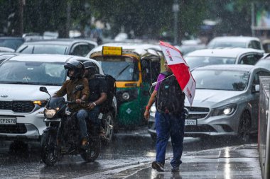 NEW DELHI INDIA 19 HAZİRAN 2023 Connaught Place 'deki ani yağış sırasında 19 Haziran 2023' te Yeni Delhi Hindistan 'da şehir Pazartesi günü sabah 8: 30' da sona eren 24 saatlik periyotta 5 mm yağmur aldı.