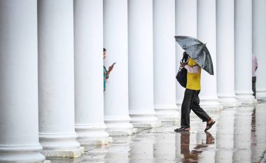 NEW DELHI INDIA 19 HAZİRAN 2023 Connaught Place 'deki ani yağış sırasında 19 Haziran 2023' te Yeni Delhi Hindistan 'da şehir Pazartesi günü sabah 8: 30' da sona eren 24 saatlik periyotta 5 mm yağmur aldı.