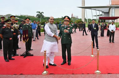 NEW DELHI INDIA 19 Haziran 2023 Birlik Savunma Bakanı Rajnath Singh, Vietnam Milli Savunma Bakanı General Phan Van Giang ile 19 Haziran 2023 tarihinde Manekshaw Merkezi 'nde gerçekleşen ikili görüşme öncesinde el sıkışıyor.