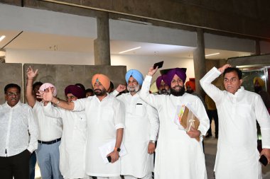 CHANDIGARH INDIA 20 HAZİRAN 2023 Muhalefet Lideri Partap Singh Bajwa ve diğer milletvekilleri Vidhan Sabha oturumundan yürüyüp gittiler Pencap Vidhan Sabha 'nın 20 Haziran 2023 tarihinde Chandigarh Hindistan P