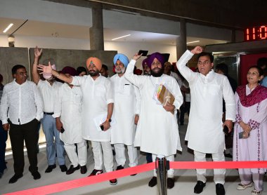 CHANDIGARH INDIA 20 HAZİRAN 2023 Muhalefet Lideri Partap Singh Bajwa ve diğer milletvekilleri Vidhan Sabha oturumundan yürüyüp gittiler Pencap Vidhan Sabha 'nın 20 Haziran 2023 tarihinde Chandigarh Hindistan P