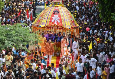 NEW DELHI INDIA 20 Haziran 2023 Devotees, 20 Haziran 2023 tarihinde Hauz Khas 'ta düzenlenen yıllık Jagannath Rath Yatra At Arabaları Festivali' ne katılmaktadır. 