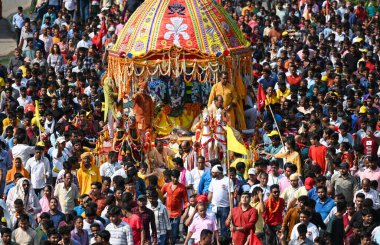 NEW DELHI INDIA 20 Haziran 2023 Devotees, 20 Haziran 2023 tarihinde Hauz Khas 'ta düzenlenen yıllık Jagannath Rath Yatra At Arabaları Festivali' ne katılmaktadır. 